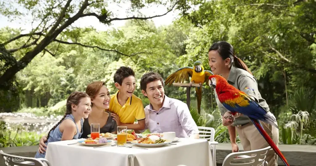 Dining & Facilities​