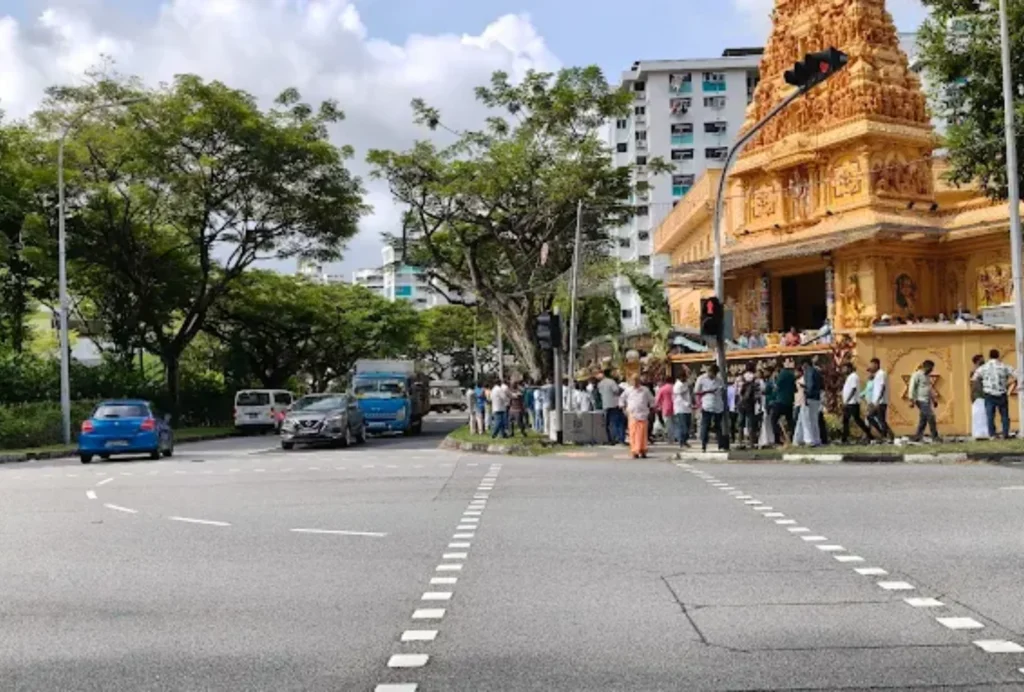 bus services to jurong east murugan temple